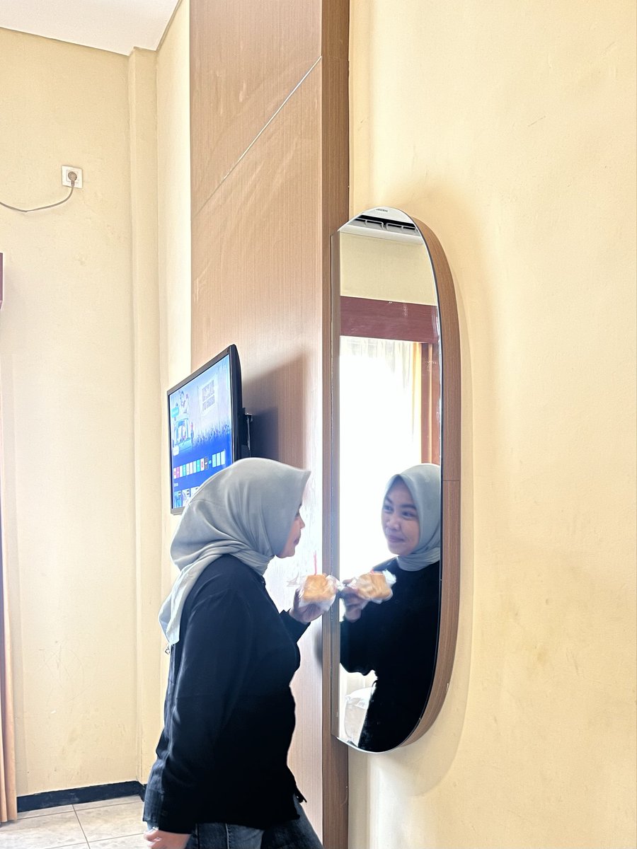 nisfinis's tweet photo. @hrdbacot Mengawali kepala 3 dengan ngobrol sama dirinya sendiri hahaha. Kerja wfh terus, gak punya temen ngobrol. Lagi coba nyari temen ngobrol yg menarik. Kalo gak direspon, berarti kurang menarik 🤪✌🏻
 #TaliKasihHRDbacot https://t.co/e2HrT8vD2o