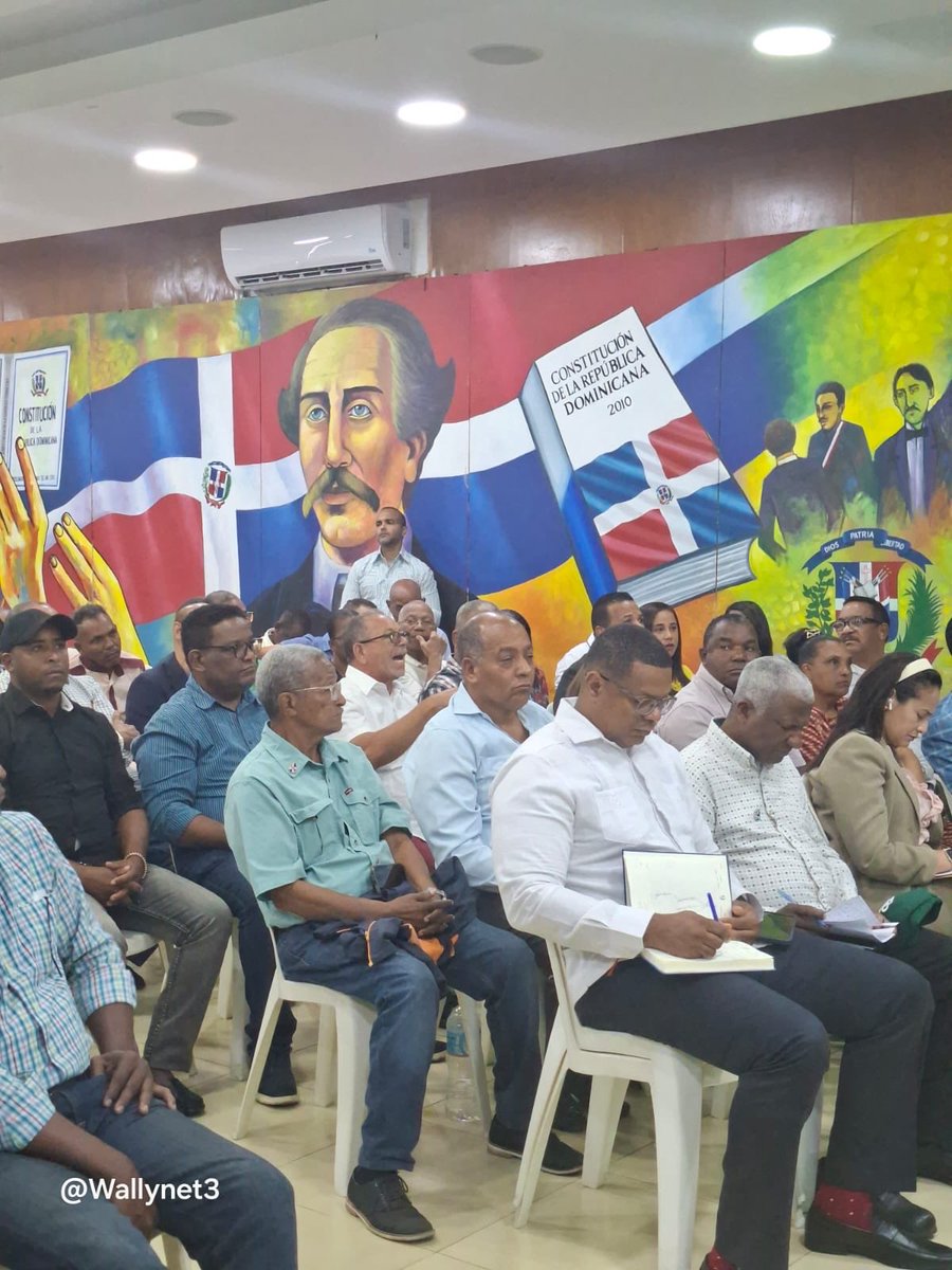 ManuelGarciaReg's tweet photo. La Circunscripción 2 del Distrito Nacional continúa fortaleciendo su formación con el Taller de Capacitación y Liderazgo impartido en la Casa Nacional de la Fuerza del Pueblo.
#FuerzaDelPueblo #Circ2DN #FormaciónPolítica #Liderazgo #LeonelFernadez https://t.co/vSmSl7MxEy