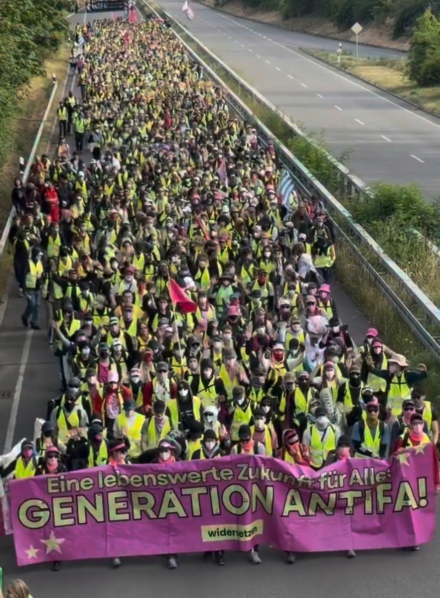 KnutRauchfuss's tweet photo. Mag sein, daß die #Nazipartei mit Hilfe williger Vollstrecker, trotz Blockaden den Parteitag abhalten konnte. Viel wichtiger aber ist, dass wir auf eine Generation #Antifa zählen können, die bereit ist sich zu #widersetzen & zu #widerstehen. Danke an alle aufständischen #Antifas! https://t.co/Yt5ok1wYOM