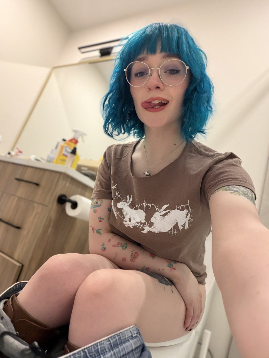Pierbi827's tweet photo. How long do you spend in bathroom? https://t.co/XVjnpuF2cf