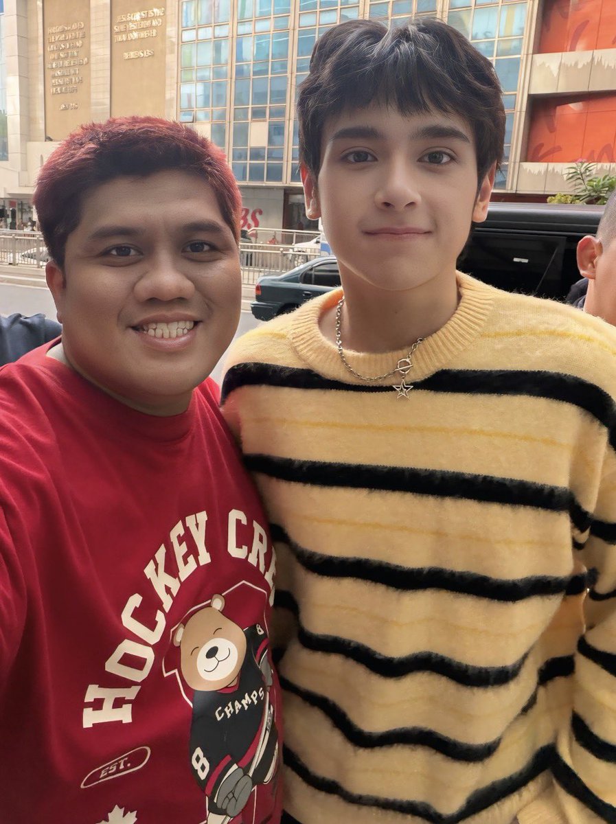 RenPadora's tweet photo. Bago ang excitement ng ticket selling ng Heath’s Time Live in Concert, hindi pinalampas ang pagkakataong makapag-selfie kay Heath. 💙

#HeathJornales #HeathsTimeLiveInConcert #TicketSelling #Selfie https://t.co/pemdm0tgL5