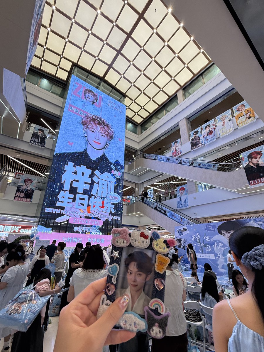 kiiramei's tweet photo. check in at beijing‘s ita building today🥹💞

took me 1h from campus until i got there but it was worth it😭 thanks to my mom for accompanying me there🫶🏻

the world is your ocean🐟✨

— #Ziyu #梓渝  ༘⋆✿ https://t.co/22lyeei5sf