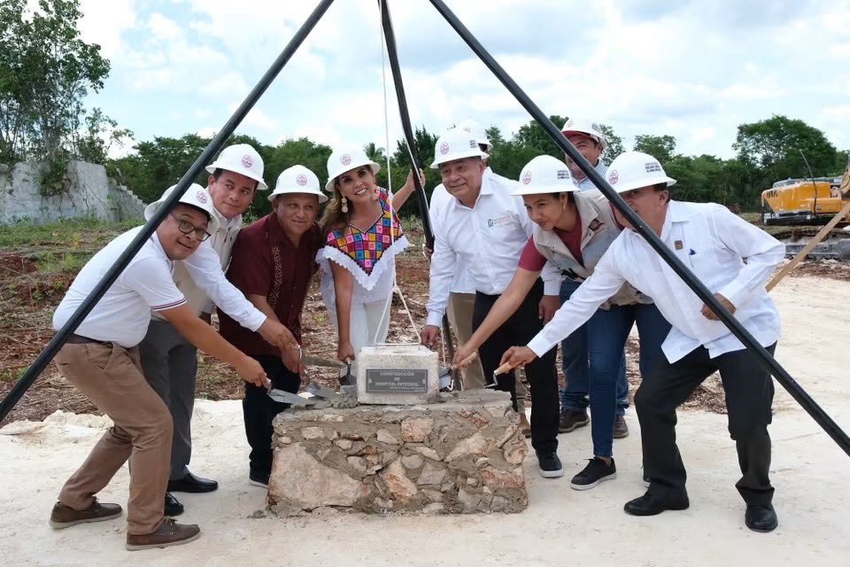 MaraLezama's tweet photo. 🏥✨Después de 56 años José María Morelos tendrá un nuevo Hospital Integral IMSS-Bienestar, cerca de las familias de la Zona Maya. 

Colocamos la primera piedra de esta obra histórica, que con una inversión inicial de 85.3 millones de pesos beneficiará a más de 28 mil habitantes sin seguridad social y sustituirá al hospital que ha brindado atención desde 1970. 

El nuevo hospital contará con 10 consultorios, 14 camas, quirófano, área de urgencias, laboratorio, banco de sangre, rayos X, ultrasonido, mastografía e imagenología, además de fortalecer la atención materna con un modelo de parto intercultural, respetando las tradiciones de nuestras comunidades.

Seguimos transformando la salud con infraestructura digna y moderna, para que el bienestar y la prosperidad compartida lleguen a todas y todos.

#HumanistaConCorazónFeminista