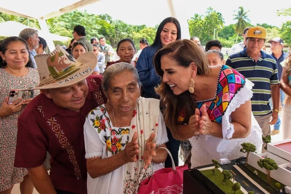 MaraLezama's tweet photo. 🏥✨Después de 56 años José María Morelos tendrá un nuevo Hospital Integral IMSS-Bienestar, cerca de las familias de la Zona Maya. 

Colocamos la primera piedra de esta obra histórica, que con una inversión inicial de 85.3 millones de pesos beneficiará a más de 28 mil habitantes sin seguridad social y sustituirá al hospital que ha brindado atención desde 1970. 

El nuevo hospital contará con 10 consultorios, 14 camas, quirófano, área de urgencias, laboratorio, banco de sangre, rayos X, ultrasonido, mastografía e imagenología, además de fortalecer la atención materna con un modelo de parto intercultural, respetando las tradiciones de nuestras comunidades.

Seguimos transformando la salud con infraestructura digna y moderna, para que el bienestar y la prosperidad compartida lleguen a todas y todos.

#HumanistaConCorazónFeminista