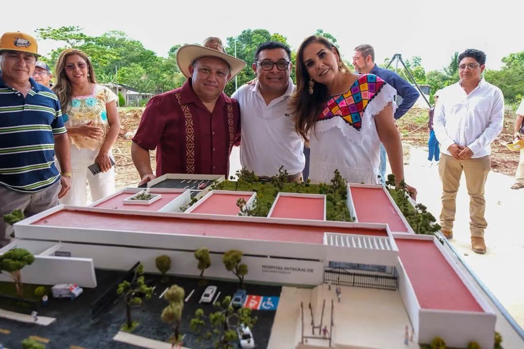 MaraLezama's tweet photo. 🏥✨Después de 56 años José María Morelos tendrá un nuevo Hospital Integral IMSS-Bienestar, cerca de las familias de la Zona Maya. 

Colocamos la primera piedra de esta obra histórica, que con una inversión inicial de 85.3 millones de pesos beneficiará a más de 28 mil habitantes sin seguridad social y sustituirá al hospital que ha brindado atención desde 1970. 

El nuevo hospital contará con 10 consultorios, 14 camas, quirófano, área de urgencias, laboratorio, banco de sangre, rayos X, ultrasonido, mastografía e imagenología, además de fortalecer la atención materna con un modelo de parto intercultural, respetando las tradiciones de nuestras comunidades.

Seguimos transformando la salud con infraestructura digna y moderna, para que el bienestar y la prosperidad compartida lleguen a todas y todos.

#HumanistaConCorazónFeminista