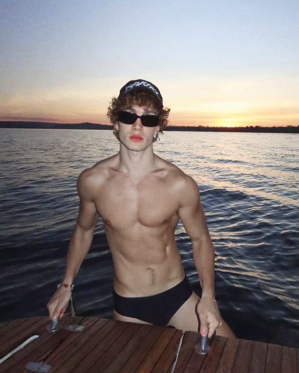 nichsz_z's tweet photo. 𝗖𝗈𝗇𝗁𝖾𝖼̧𝖺-𝗆𝖾:

– 𝗡𝗈𝗆𝖾: Nicholas Carrington.
– 𝗶𝖽𝖺𝖽𝖾: 20 anos.
– 𝗔𝗅𝗍𝗎𝗋𝖺: 1,75
– 𝗘𝗌𝗍𝖺𝖽𝗈 𝖢𝗂𝗏𝗂𝗅: Solteiro
– 𝗦𝖾𝗑𝗎𝖺𝗅𝗂𝖽𝖺𝖽𝖾: Homossexual
– 𝗖𝗈𝗋 𝖿𝖺𝗏𝗈𝗋𝗂𝗍𝖺: roxo. https://t.co/7YLhllTSGU