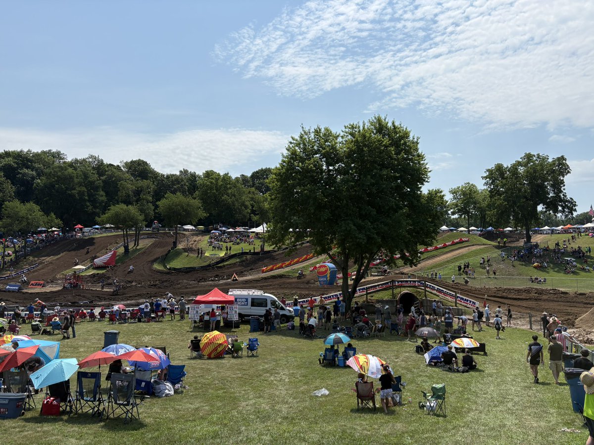 AustinRHough's tweet photo. Picture perfect day for RedBud https://t.co/w7vT6bPsUQ