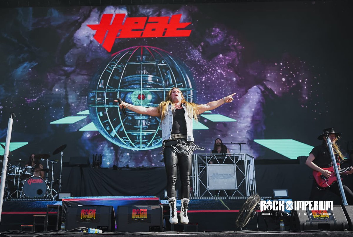 RockImperiumFes's tweet photo. ⚡🎤 H.E.A.T. convierte Rock Imperium Festival 2026 en una auténtica fiesta de hard rock 🎤⚡

La banda sueca está demostrando sobre el escenario por qué se ha convertido en una de las grandes referencias actuales del hard rock, con un directo arrollador y cargado de energía. 🖤⚡Ç

Puro espectáculo de principio a fin.

:: ::

⚡🎤 H.E.A.T. turns Rock Imperium Festival 2026 into a true hard rock party 🎤⚡

The Swedish band is proving on stage why they’ve become one of the leading names in modern hard rock, delivering a powerful and high-energy live show. 🖤⚡

Pure entertainment from start to finish.