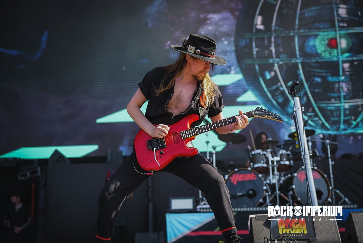 RockImperiumFes's tweet photo. ⚡🎤 H.E.A.T. convierte Rock Imperium Festival 2026 en una auténtica fiesta de hard rock 🎤⚡

La banda sueca está demostrando sobre el escenario por qué se ha convertido en una de las grandes referencias actuales del hard rock, con un directo arrollador y cargado de energía. 🖤⚡Ç

Puro espectáculo de principio a fin.

:: ::

⚡🎤 H.E.A.T. turns Rock Imperium Festival 2026 into a true hard rock party 🎤⚡

The Swedish band is proving on stage why they’ve become one of the leading names in modern hard rock, delivering a powerful and high-energy live show. 🖤⚡

Pure entertainment from start to finish.