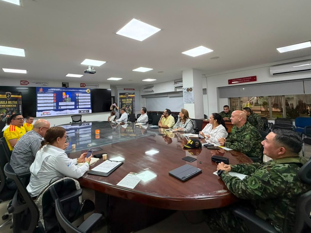 Ejercito_Div2's tweet photo. 🫱🏻‍🫲🏼🇨🇴 La articulación entre las instituciones y el sector gremial fortalece la seguridad de nuestra región.

El Comando de la #QuintaBrigada y el @GaulaMilitares Chicamocha lideraron una reunión estratégica con representantes de los diferentes gremios del departamento de #Santander, con el propósito de fortalecer el trabajo conjunto y coordinar acciones que contribuyan a la prevención de la extorsión, el secuestro y demás amenazas que afectan la tranquilidad de los santandereanos.

Seguimos uniendo esfuerzos para construir entornos más seguros, promoviendo la confianza y el trabajo articulado con la comunidad. 🇨🇴