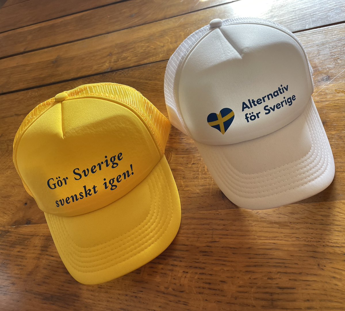 AfSKungsbacka's tweet photo. 🧢 Köp kepsar från AFS Göteborg!
🛒 Skicka 233 kr på Swish 1234 381 067 eller BG 5249-2139. Ange produktnumret (A1 för den vita eller A2 för den gula) samt ditt namn och din fullständiga adress som meddelande så skickas den till dig.
🇸🇪 All vinst går till verksamheten!
#AFS2026 https://t.co/U8nrlQ61i7