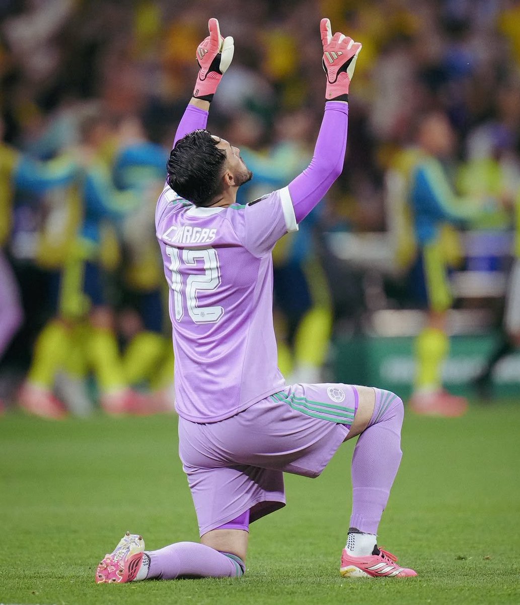 SoyMiguelParis's tweet photo. ¡Camilo Vargas 🧤hace historia con la @FCFSeleccionCol 🇨🇴!

📌 En el partido de este viernes frente a Ghana 🇬🇭, el arquero bogotano alcanzó 310 minutos consecutivos sin recibir gol, convirtiéndose en el guardameta con la mejor racha invicta en la historia de la Selección Colombia en Mundiales.

🔙 El récord anterior pertenecía a David Ospina, con 254 minutos.

ℹ️: @JoshMattar