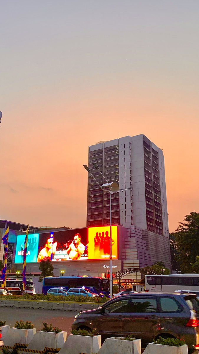 noudontcaree's tweet photo. suka aja liat gedung2 tinggi di jkt. https://t.co/xWaDcuM5Mr