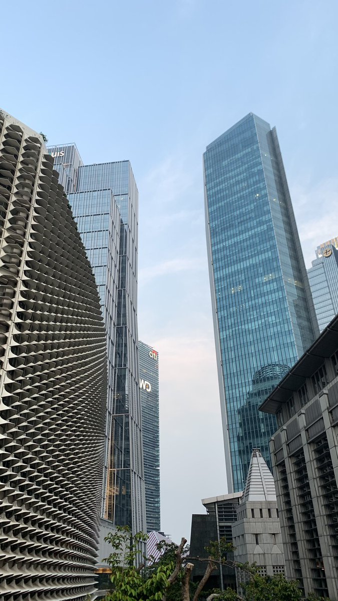 noudontcaree's tweet photo. suka aja liat gedung2 tinggi di jkt. https://t.co/xWaDcuM5Mr