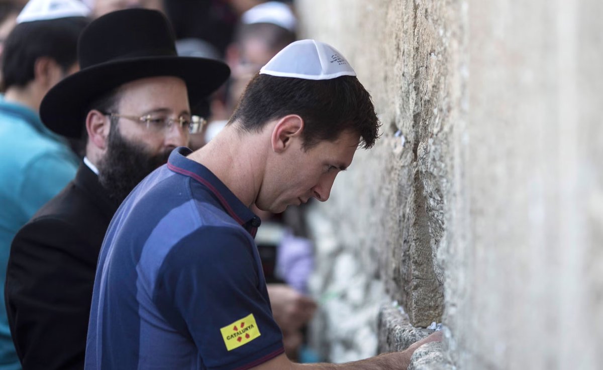 RickyTheGuido's tweet photo. I lost all respect for Lionel Messi when I saw the picture of him kissing the wall. https://t.co/jtvO9Vn00R