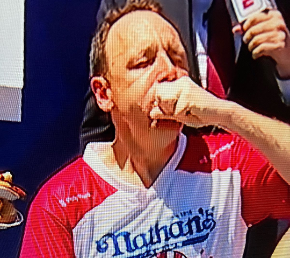 AndyFromAustin's tweet photo. Joey goes RIGHT to work!! &amp; look at him gobble those glizzys folks. Impressive!! 🌭🌭

Go @joeyjaws !! 🌭💪

#USA  #Nathans #HotDogs #July https://t.co/W7b0Q4fyjR