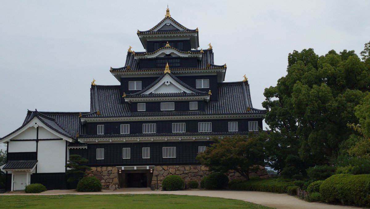 zc33swift's tweet photo. 岡山城（漆黒）🏯
松本城・熊本城・大阪城（昔は漆黒）
につぐ、漆黒のお城を堪能。特に昔から建て直していない月見櫓はロマンを感じました🥹
①岡山城
②月見櫓（1600年から現存）
③刻印発見
④蝶々もあったんだ https://t.co/k9303nXzGz