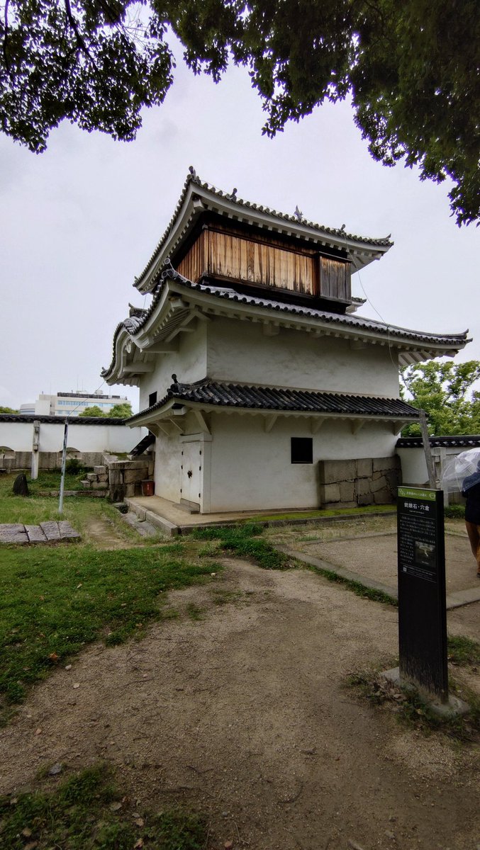 zc33swift's tweet photo. 岡山城（漆黒）🏯
松本城・熊本城・大阪城（昔は漆黒）
につぐ、漆黒のお城を堪能。特に昔から建て直していない月見櫓はロマンを感じました🥹
①岡山城
②月見櫓（1600年から現存）
③刻印発見
④蝶々もあったんだ https://t.co/k9303nXzGz