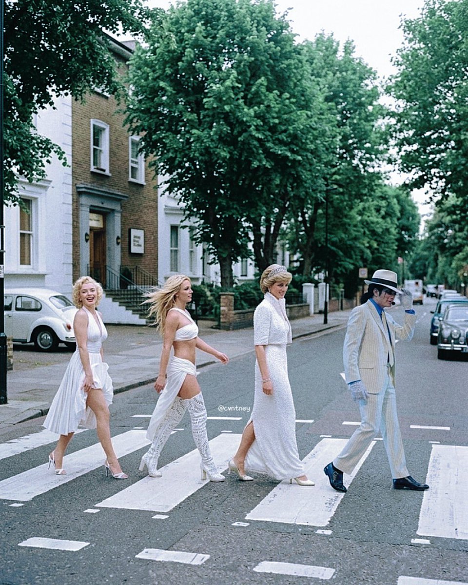 cvntyney's tweet photo. Britney, Michael, Diana e Marilyn são consideradas as celebridades mais fotografadas da história.
E infelizmente só uma delas sobreviveu e convive com seus traumas por conta dessa indústria. @britneyspears te amamos 👑❤️‍🩹 https://t.co/wVDkdHuEKi