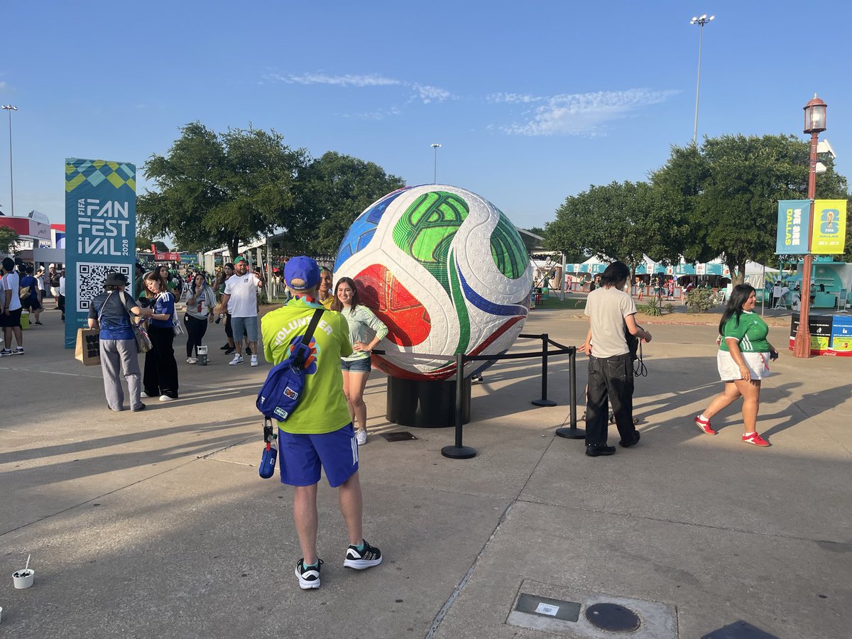 sonoken0503's tweet photo. W杯観戦はハードルの低い海外旅行だと思う！

・街中警察官が監視している
・ボランティアが優しくサポートしてくれる
・数万人規模で日本人がいる
・サッカーという共通の話題がある
・SNSでおすすめスポットがすぐ見つかる

初海外旅行がW杯観戦はぜんぜんあり！
4年後考えている方はぜひ！ https://t.co/RCpd6amaUw