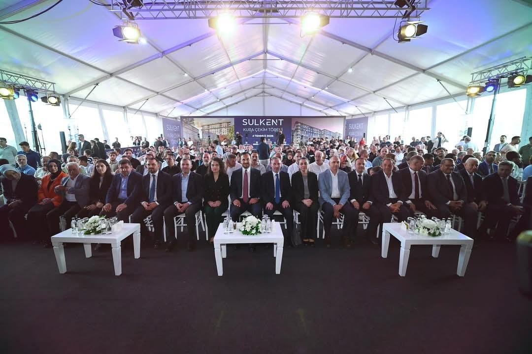 ayhanusdi's tweet photo. İl Başkanımız Sn. Abdullah Özdemir, Genel Merkez Teşkilat Başkan Yardımcımız İstanbul Milletvekilimiz Sn. Yahya Çelik,İstanbul Milletvekilimiz Sn. Pervin Tuba Durgut, İstanbul Vali Yardımcımız Sn.Elif Canan Tuncer ve İstanbul Çevre, Şehircilik ve İklim Değişikliği İl Müdürümüz Sayın Dr. M. Ejder Batur ile birlikte Sulkent Projemiz kapsamında düzenlenen Hak Sahipleri Kura Töreni’ne katılarak hemşehrilerimizin heyecanına ortak olduk.

Kurada ismi çıkan tüm hemşehrilerimizi tebrik ediyor, yeni yuvalarının kendilerine ve ailelerine hayırlı olmasını diliyorum.

Bu kıymetli projede emeği geçen başta Belediye Başkanımız Sn. Ali Tombaş olmak üzere katkı sunan herkese teşekkür ediyor, Sulkent Projesi’nin ilçemize hayırlı olmasını temenni ediyorum. 🇹🇷