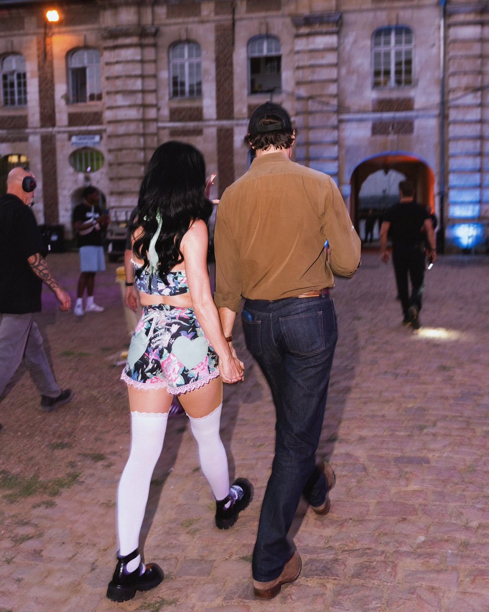 KatyActivity's tweet photo. Justin Trudeau holds Katy Perry's selfie light so her team can take pictures of her 🥺 https://t.co/J2EtahSBlX