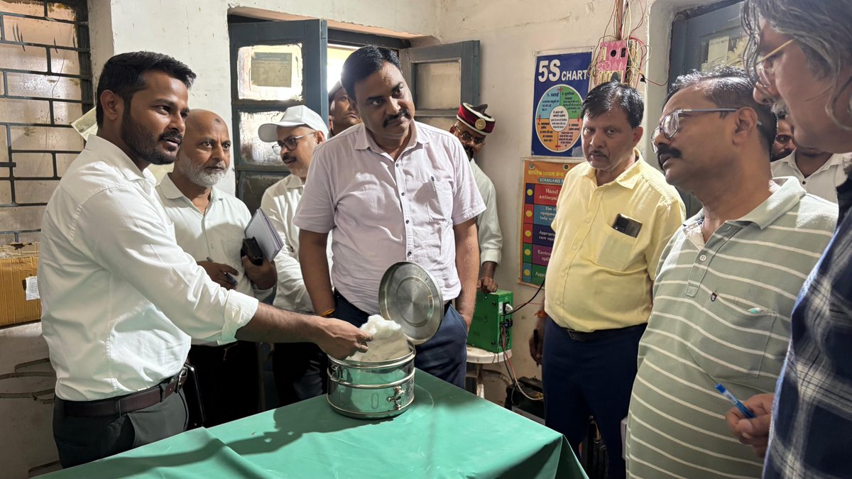 DM_MIRZAPUR's tweet photo. जिलाधिकारी पवन कुमार गंगवार ने PHC हलिया का किया आकस्मिक निरीक्षण। MOIC के द्वारा बिना अनुमति के मुख्यालय से बाहर रहने, अस्पताल में अनियमिताएं पाए जाने पर प्रतिकूल प्रविष्टि के निर्देश। CDO विशाल कुमार व CMO भी रहे उपस्थित।
@CMOfficeUP @ChiefSecyUP @InfoDeptUP https://t.co/2mAI4lsRsL