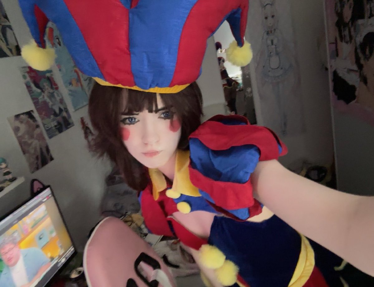 fallingunicorn's tweet photo. i lwk lost my pomni wig… so i had to improvise with my megumin wig lol :p https://t.co/eXwi6NKx8w