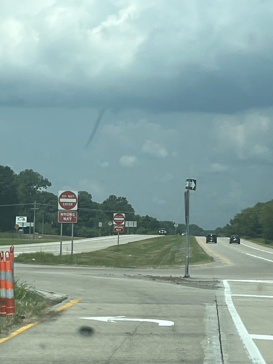 TheKimHayes's tweet photo. @ryanvaughan cold air funnel near Cardwell. MO https://t.co/cfvMvO5Iag
