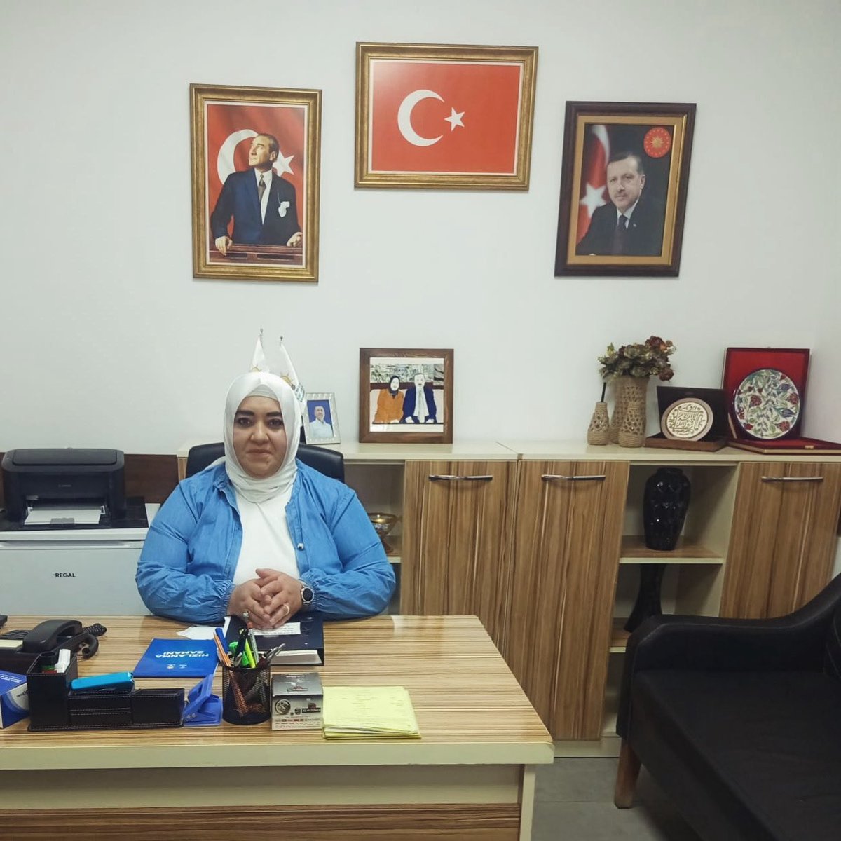 akkadinkk_ymah6's tweet photo. 🇹🇷Yenimahalle İlçe Başkanlığı Kadın Kolları Başkanlığımızda bugün Yönetim Kurulu Üyemiz Sayın Seher Karabulut nöbetçidir. Kendilerine hayırlı nöbetler dileriz.🌷

⏰ 11.00–17.00

İletişim için AK Parti Yenimahalle İlçe Başkanlığı

📞 0312.346.27.27 https://t.co/8BZhCT86hi