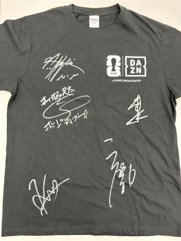 DAZN_JPN's tweet photo. 昨日出演・曽田陵介さんのサインTシャツも当たる👀
19時は #DAZNデイリーハイライト

👤岩政大樹/森脇良太/矢部浩之/笹木かおり

視聴者にDAZN Tシャツ🎁

1⃣ #DAZNデイリーハイライト 記載
2⃣配信内の「Fan2oneで選ばれたベストシーン名」記載&amp;本投稿を引用リポスト
✅7/5中

#本気で楽しむならDAZN https://t.co/pFGDpUCx45