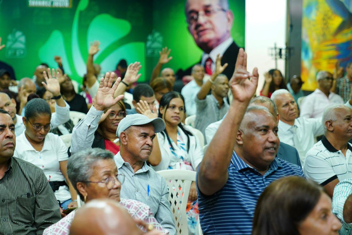 meryvalerio's tweet photo. El deseo de aprender de los miembros de la FP para fortalecer su liderazgo. #FuerzaDelPueblo #FPComunica #Cir2DN @FPcomunica @LeonelFernandez https://t.co/ssfSBCQy6g