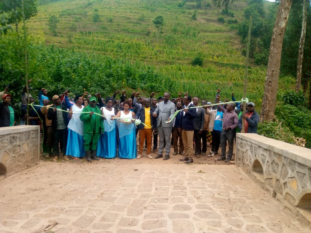 RubavuDistrict's tweet photo. Thread:
Uyu munsi, hirya no hino mu Mirenge igize Akarere habereye ibirori byo Kwizihiza Umunsi wo #Kwibohora32  no gutaha ibikorwa birimo; gutaha ibikorwa remezo, amazu yubakiwe abatishoboye, koroza abaturage, gutaha amavomero n'ibiraro, ndetse no kwishimira ibyagezweho. https://t.co/Mm0mG1SBQt