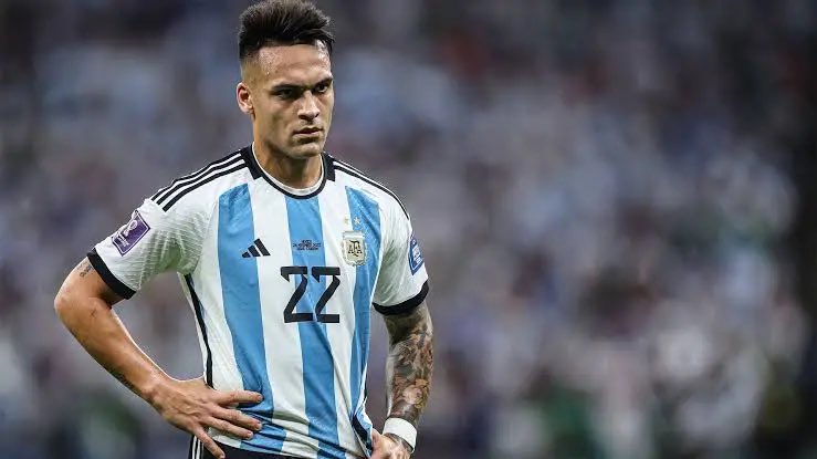 ParasIqra's tweet photo. One day, you people will have to explain to me the use of this guy to Argentina squad! Bro is just a Ronaldo from South America https://t.co/ySiPRKeNah