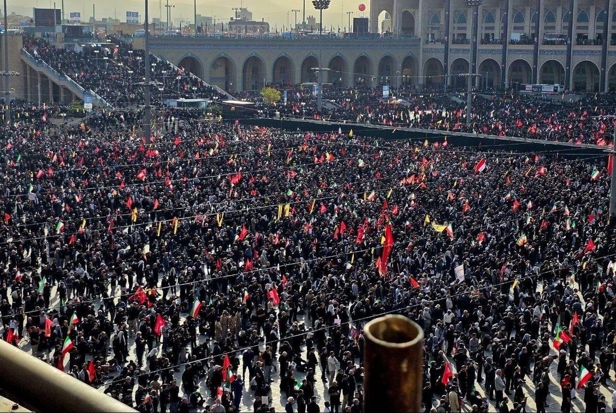yhzae's tweet photo. جمعیت آمده تو شهر ۲۰ میلیونی!

ما که جمعیت ورزشگاه فوتبال رو دیدیم این جمعیت بیشتر از ۵۰ هزار نفر نیست. پس تشییع ۱۵ میلیونی چی شد؟! https://t.co/v14PNmIURr