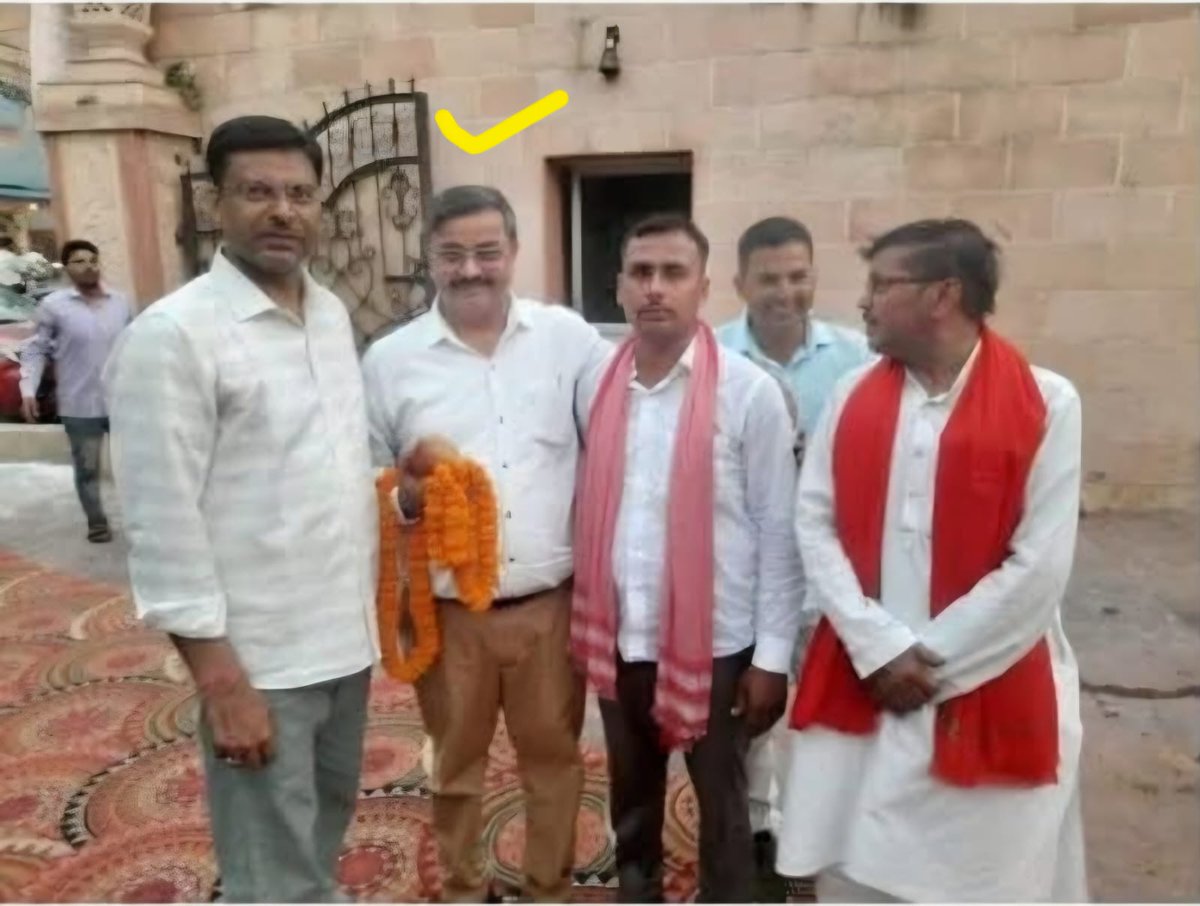 rameshwargaur14's tweet photo. डिस्ट्रिक्ट बारएसोसिएशन बुलंदशहर के वर्तमान अध्यक्ष रविंद्र शर्मा जो समाजवादी पार्टी के सक्रिय कार्यकर्ता है के शपथ समारोह में उप #CM श्री @kpmaurya1 व @BJP4India कार्यकर्ता आ रहे हैं समाजवादी कार्यकर्ता के समारोह में @BJP4UP कार्यकर्ताओं का आना भाजपा के संविधान के अनुसार गलत है https://t.co/C5a0BCZKVB