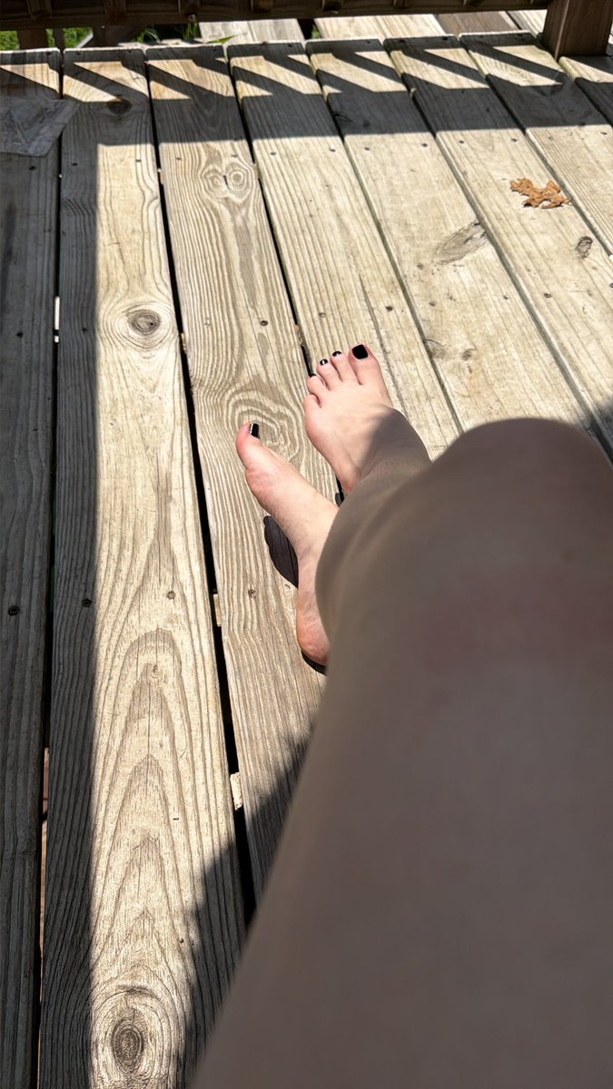 Cheys_whisper's tweet photo. Titties and toes. Happy Fourth 🖤😈

#toes #feetfetısh #titties #BrunetteWithInk https://t.co/PpJBJONTR7