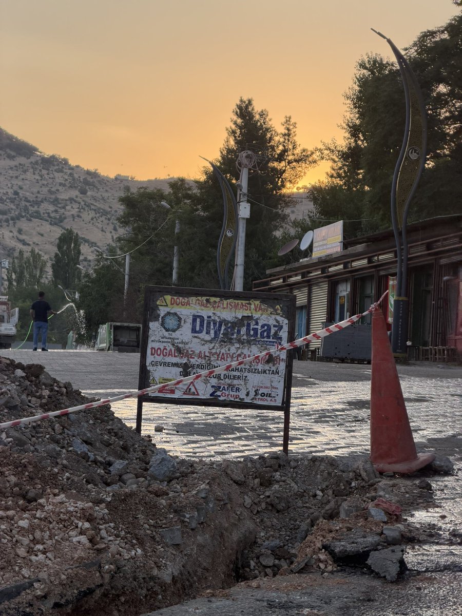 OMehmetoglu21's tweet photo. Cumhurbaşkanımız Sayın Recep Tayyip Erdoğan’ın liderliğinde eser ve hizmet siyaseti anlayışıyla ilçemize kazandırılan bu önemli yatırımın hayata geçirilmesinde emeği bulunan başta Hazro Belediye Başkanımız Sayın Fuat Mehmetoğlu olmak üzere, milletvekillerimize, ilgili bakanlıklarımıza ve katkı sunan herkese teşekkür ediyorum.
AK Parti teşkilatları olarak dün olduğu gibi bugün de Hazro’muzun her alanda kalkınması ve vatandaşlarımızın hak ettiği hizmetlere kavuşması için çalışmaya devam edeceğiz. İlçemize kazandırılan her yatırımın takipçisi, her hizmetin destekçisi olacağız.
Doğalgaz altyapı çalışmalarının Hazro’muza ve tüm hemşehrilerimize hayırlı olmasını diliyor, emeği geçen herkese şükranlarımı sunuyorum.
@abuyukgumus @hakanaksu058 
@AvukatErsanAksu @Kepoluasuna 
@GalipEnsarioglu @mehmetsaityaz
