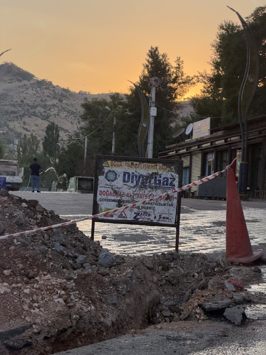 OMehmetoglu21's tweet photo. Cumhurbaşkanımız Sayın Recep Tayyip Erdoğan’ın liderliğinde eser ve hizmet siyaseti anlayışıyla ilçemize kazandırılan bu önemli yatırımın hayata geçirilmesinde emeği bulunan başta Hazro Belediye Başkanımız Sayın Fuat Mehmetoğlu olmak üzere, milletvekillerimize, ilgili bakanlıklarımıza ve katkı sunan herkese teşekkür ediyorum.
AK Parti teşkilatları olarak dün olduğu gibi bugün de Hazro’muzun her alanda kalkınması ve vatandaşlarımızın hak ettiği hizmetlere kavuşması için çalışmaya devam edeceğiz. İlçemize kazandırılan her yatırımın takipçisi, her hizmetin destekçisi olacağız.
Doğalgaz altyapı çalışmalarının Hazro’muza ve tüm hemşehrilerimize hayırlı olmasını diliyor, emeği geçen herkese şükranlarımı sunuyorum.
@abuyukgumus @hakanaksu058 
@AvukatErsanAksu @Kepoluasuna 
@GalipEnsarioglu @mehmetsaityaz
