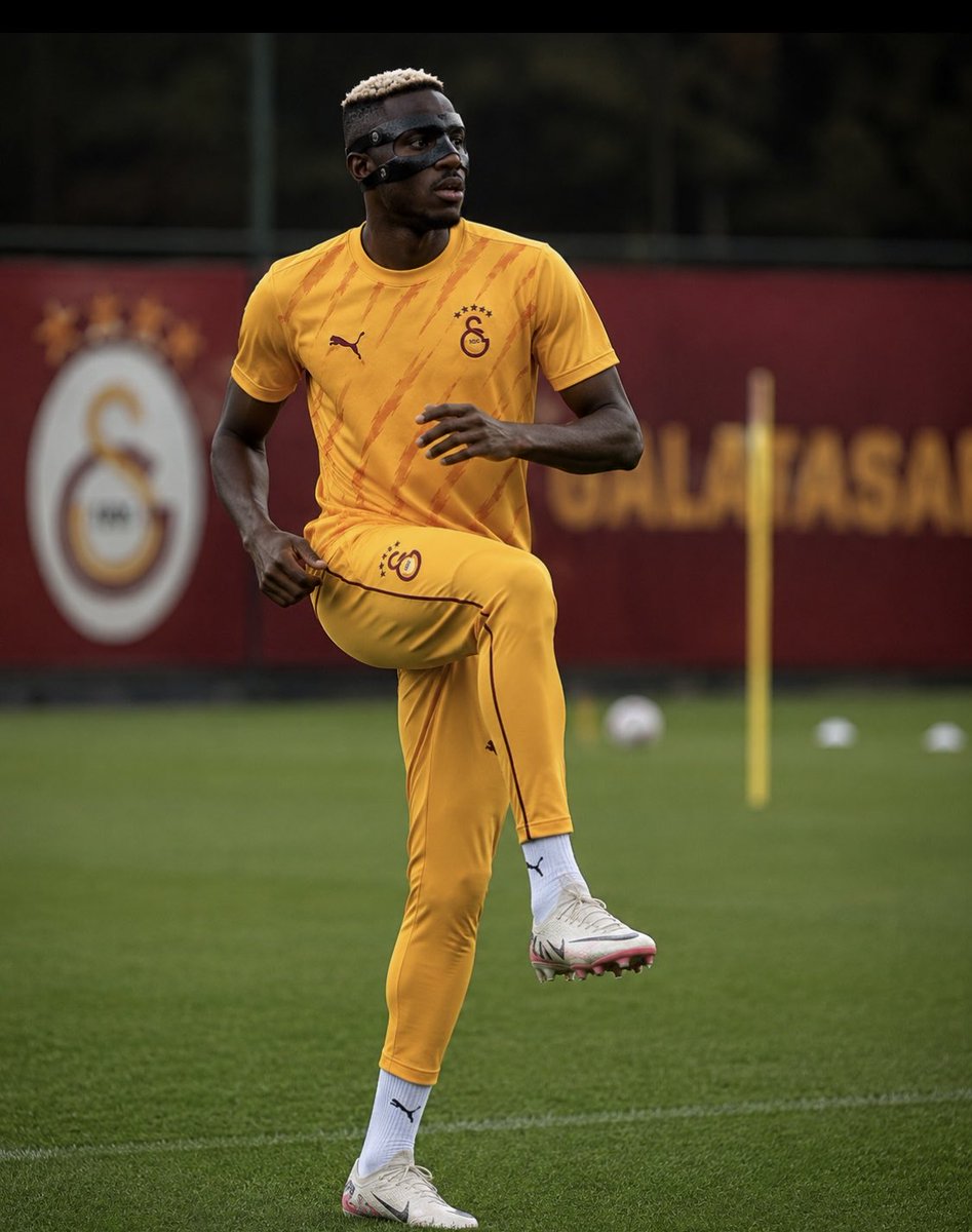 WWEValverde's tweet photo. 🚨 GALATASARAY 26/27 Antrenman Ürünleri by WWEValverde 👀 

1. Görsel: Aslan pençesi detaylı sarı üst konsept.

2. Görsel: Üst konsepti tamamlayıcı sade alt eşofman takımı. 

3. Görsel: Victor Osimhen X Tasarım Konsept.

Siz bu tasarım hakkında ne düşünüyorsunuz? Fikirlere açığım https://t.co/x0rHAisgb3