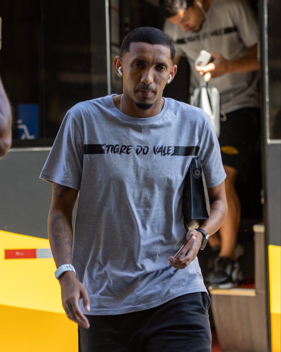 novorizontino's tweet photo. 🟨⬛️ Nosso elenco já está no Jorjão, pronto para mais uma batalha! 🐅👊🏽

📸 Ozzair Jr / Novorizontino 

#PaixãoPeloNovorizontino #PraCimaNovorizontino #BrasileirãoB https://t.co/5XQOdKt1tU