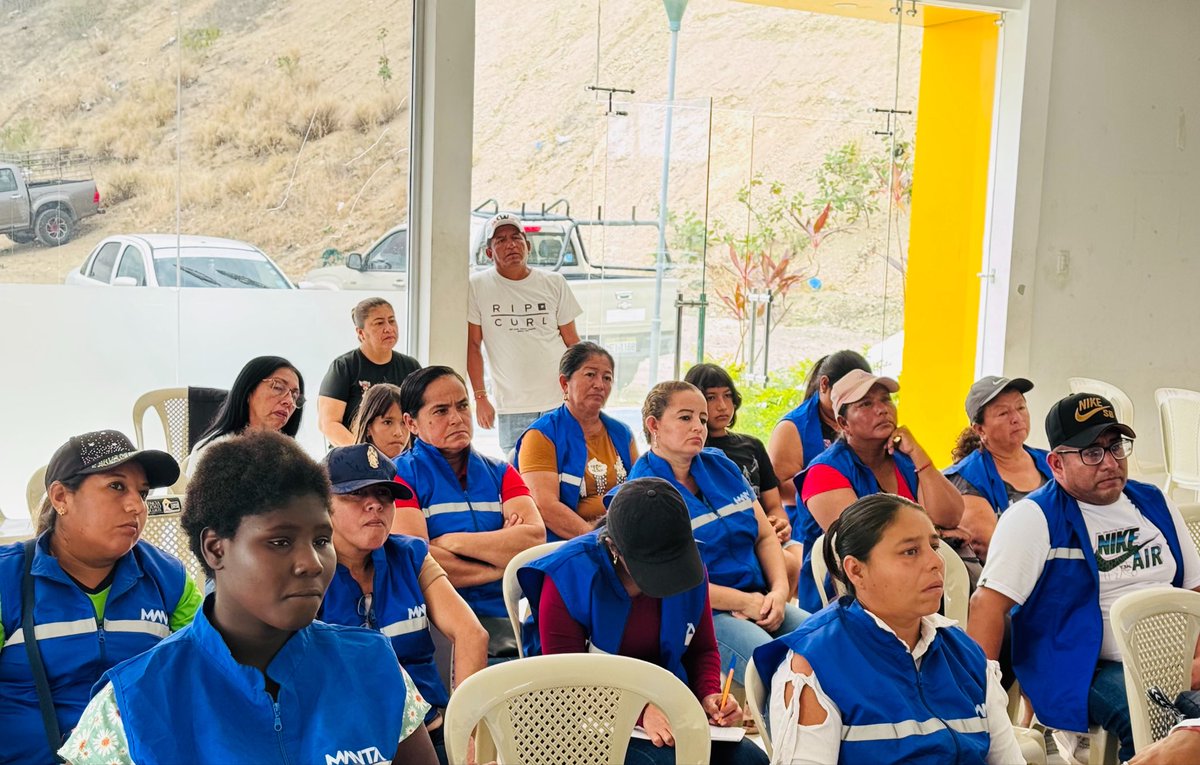 ECU911PVO's tweet photo. 📍 #Manta | Un equipo técnico del @ECU911_participó en la jornada "Comunidades organizadas con liderazgo y acción preventiva efectiva", liderada por @manta_alcaldia.

Durante el encuentro, los ciudadanos de la parroquia San Mateo conocieron cómo se realiza la atención y coordinación de las emergencias reportadas en la provincia.

Además, recibieron información sobre el funcionamiento de las aplicaciones móviles #AppECU911 y #BotónVioletaECU911, herramientas que fortalecen la respuesta oportuna ante situaciones de emergencia.

#LíneaÚnicaParaEmergencias