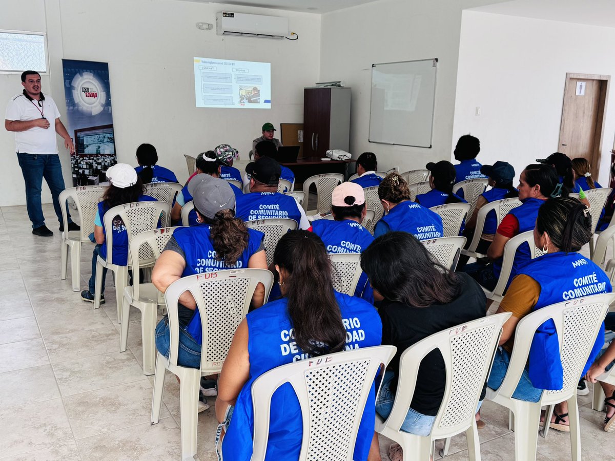 ECU911PVO's tweet photo. 📍 #Manta | Un equipo técnico del @ECU911_participó en la jornada "Comunidades organizadas con liderazgo y acción preventiva efectiva", liderada por @manta_alcaldia.

Durante el encuentro, los ciudadanos de la parroquia San Mateo conocieron cómo se realiza la atención y coordinación de las emergencias reportadas en la provincia.

Además, recibieron información sobre el funcionamiento de las aplicaciones móviles #AppECU911 y #BotónVioletaECU911, herramientas que fortalecen la respuesta oportuna ante situaciones de emergencia.

#LíneaÚnicaParaEmergencias