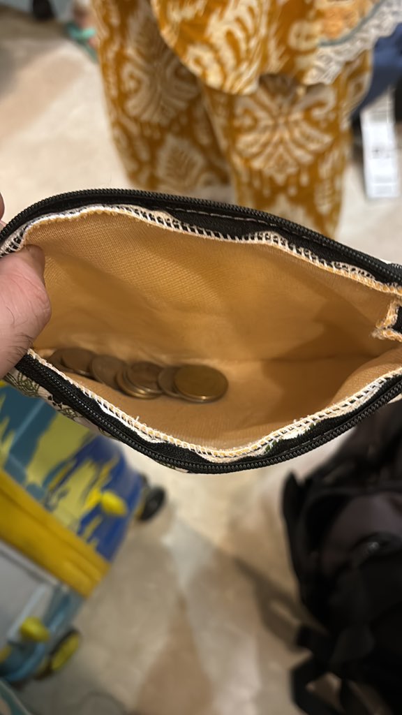 uselessence's tweet photo. @flyspicejet I flew today from DXB to DEL on Flight SG5106. My checked baggage arrived damaged, and ₹30k in cash is missing from inside the bag.

t number provided, but no response 
 demand an immediate investigation, accountability, and resolution.

#SpiceJet #BaggageTheft https://t.co/XSnayEKeAv