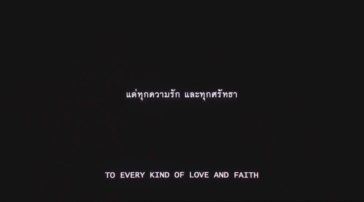 betterbeboo's tweet photo. (🪽) เป็นประโยคปิดจบที่ดีมาก — มันไม่ได้หมายถึงแค่ “ความรัก” ระหว่างคนรัก แต่เป็นการอุทิศให้กับทุกสิ่งที่ทำให้มนุษย์ยังคงเดินต่อไป

“To every kind of love” — แด่ทุกความรัก

คำว่า every kind ทำให้ความรักไม่ถูกจำกัดอยู่แค่ความรักแบบโรแมนติก แต่รวมถึง

ความรักของพ่อแม่ที่เฝ้ารอ
มิตรภาพที่อยู่เคียงข้าง
ความรักที่ไม่สมหวัง
ความรักที่ต้องปล่อยมือ
ความรักที่ไม่มีโอกาสได้เอ่ยออกมา
ความรักที่มีต่อความฝัน ต่อบ้าน ต่อชีวิต
แม้แต่ความรักที่เคยทำให้เราเจ็บปวด

ไม่ว่าจะเป็นความรักในรูปแบบไหน ล้วนมีคุณค่า เพราะมันเคยทำให้หัวใจของใครบางคนมีชีวิต

“And faith” — และทุกศรัทธา

คำว่า faith มีความหมายกว้างกว่า “ศาสนา” มันอาจหมายถึง

ศรัทธาในตัวเอง
ศรัทธาในคนที่เรารัก
ศรัทธาว่าพรุ่งนี้จะดีกว่าเดิม
ศรัทธาในความฝัน
ศรัทธาที่ทำให้เรายังลุกขึ้นมา แม้ทุกอย่างกำลังพัง

ศรัทธาเป็นสิ่งที่มองไม่เห็น แต่เป็นแรงที่ทำให้คนยังคงมีชีวิตอยู่

พอเมื่อเอาสองคำมารวมกัน ความรักคือ เหตุผลที่เราเริ่มต้น ศรัทธาคือ เหตุผลที่เรายังไปต่อ

หลายครั้งเรารักใครสักคน แต่ถ้าไม่มีศรัทธา ความรักก็อยู่ไม่รอด และหลายครั้ง เรามีศรัทธาในบางสิ่ง ก็เพราะครั้งหนึ่งเราเคยรักมันมากพอ

“แด่ทุกความรัก ไม่ว่าจะลงเอยหรือจากลา
และแด่ทุกศรัทธา ที่ยังคงประคองหัวใจให้ก้าวต่อไป”

แด่ บาร์ธ และ แทนรัก, 

#TicketToHeavenFinalEP 
#GeminiFourth