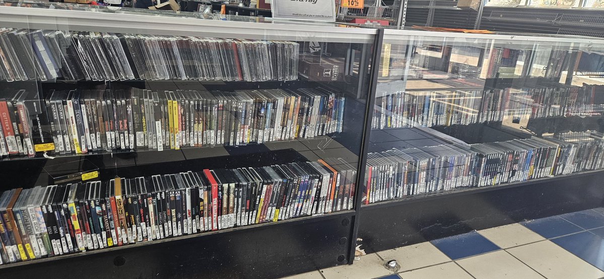 Spider_Menace's tweet photo. Went to Entertainmart in Colorado Springs yesterday. You see that case in the first pic? All 4K movies. Most if them Steelbooks. Classics and New Movies.

The store is huge and it's never dead. But ya know "No one buys physical media" 🙄🙄🙄

#foreverphysical #physicaldiscs https://t.co/VCCTzV0CYt
