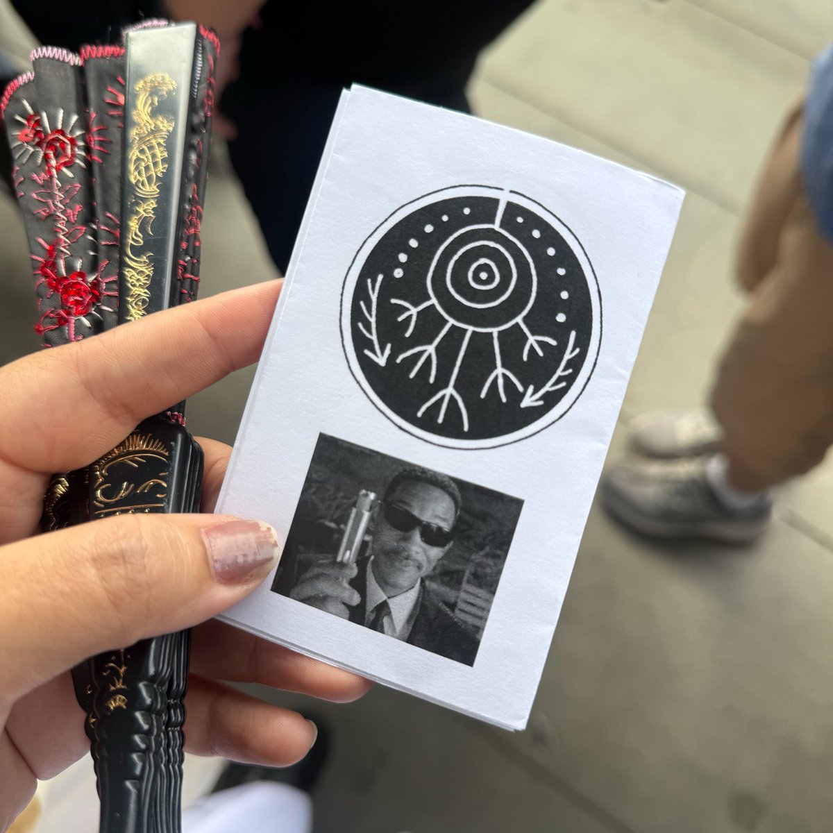 B0KVT0's tweet photo. SOMEONE JUST HANDED ME THIS BYE https://t.co/ZBzCGlGtgw