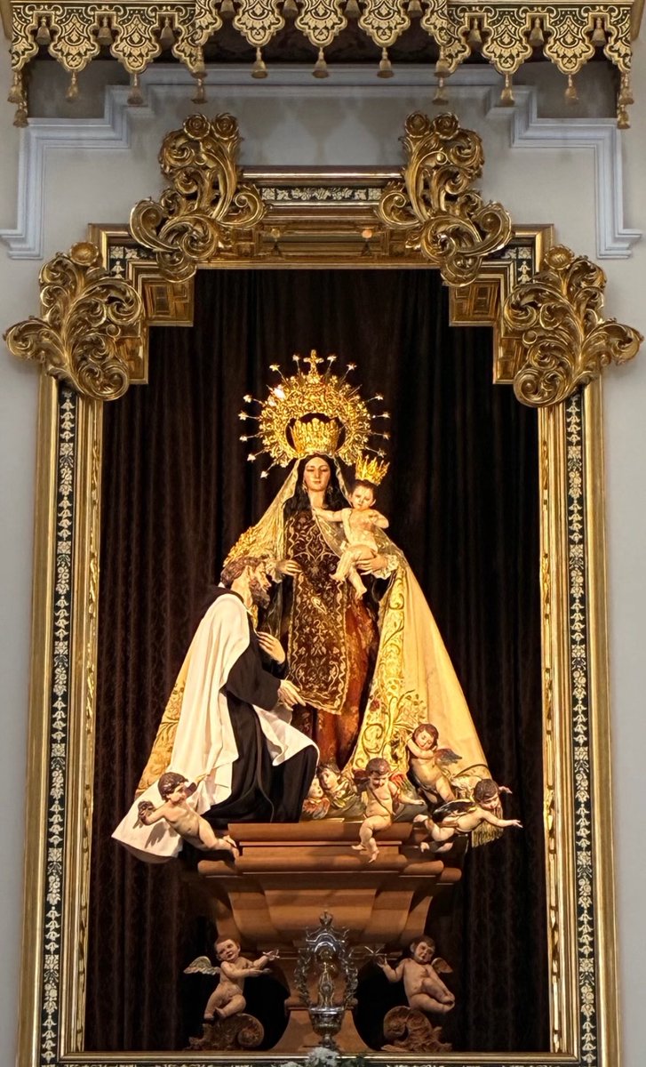 mabernalsanchez's tweet photo. El atavío de la virgen del Carmen del Perchel está tan bien ejecutado que pareciera que forma parte intrínseca de la imagen. https://t.co/CMsrryYWjG