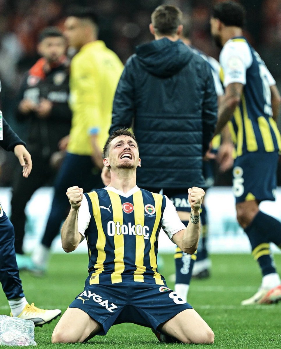 RvPFlY's tweet photo. Benimle neden imzalamadınız? Bedavaya oynarım. Dışarıda o kadar issız adamlar var, bari onlarla imzalasaydınız. Dışarıda bedavaya hizmet verecek bir sürü Fenerbahçeli var. Fenerbahçe'ye bu ne rezilli asgari ücrete bir futbolcu, hem de Fenerbahçe'de :) https://t.co/6854C3C0zW