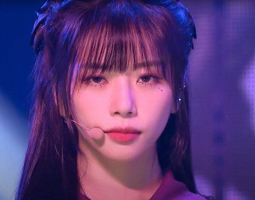 itselsayoohyeon's tweet photo. her vampire stare >>> https://t.co/gbNlGADjua